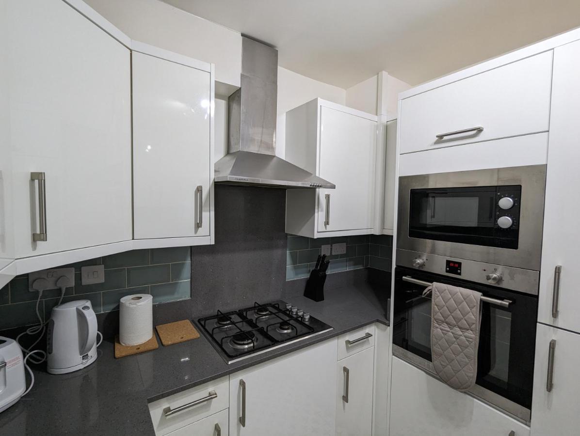 Fantastic 3-Bedroom House In London Morden  Exterior foto