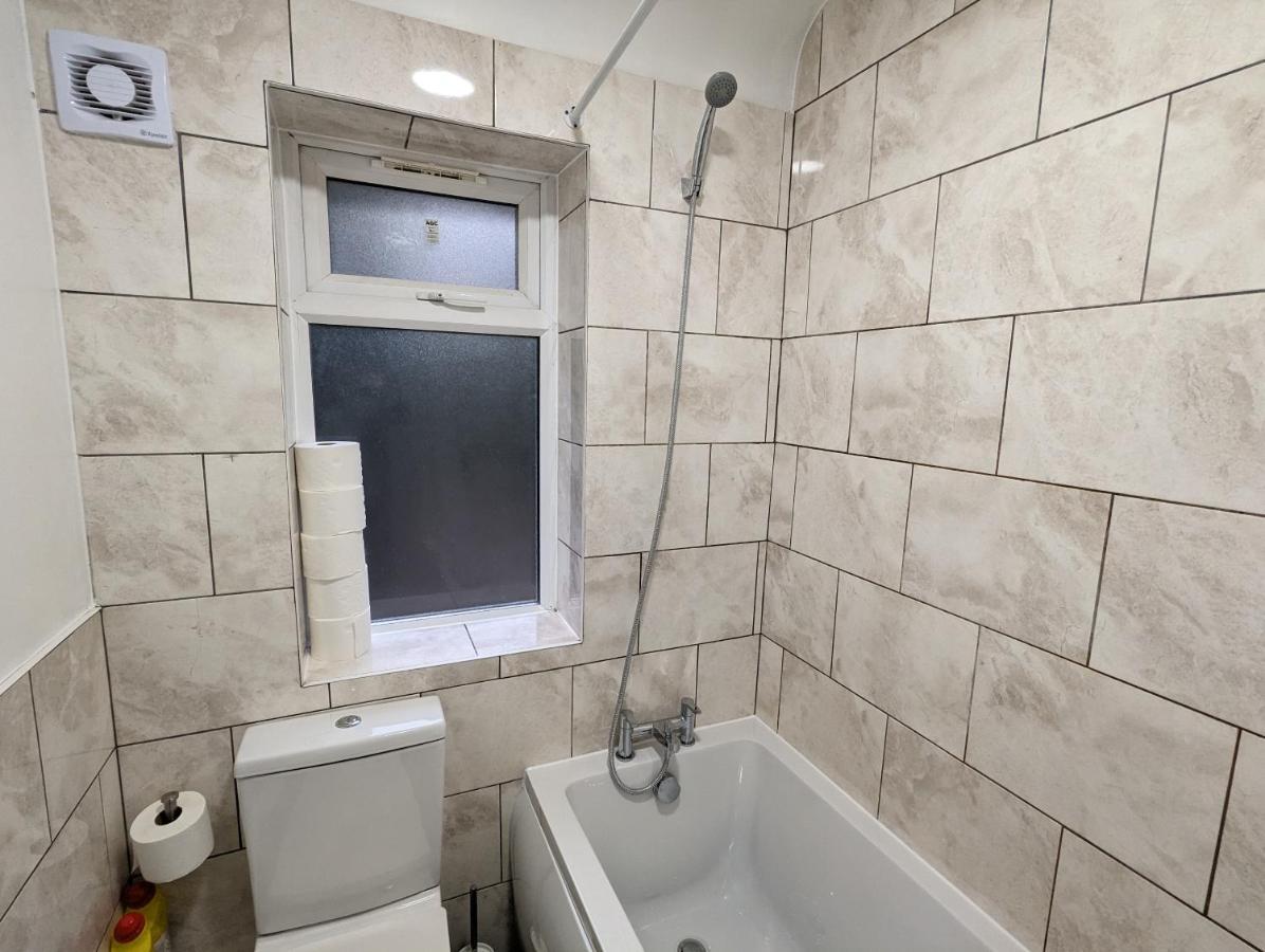 Fantastic 3-Bedroom House In London Morden  Exterior foto