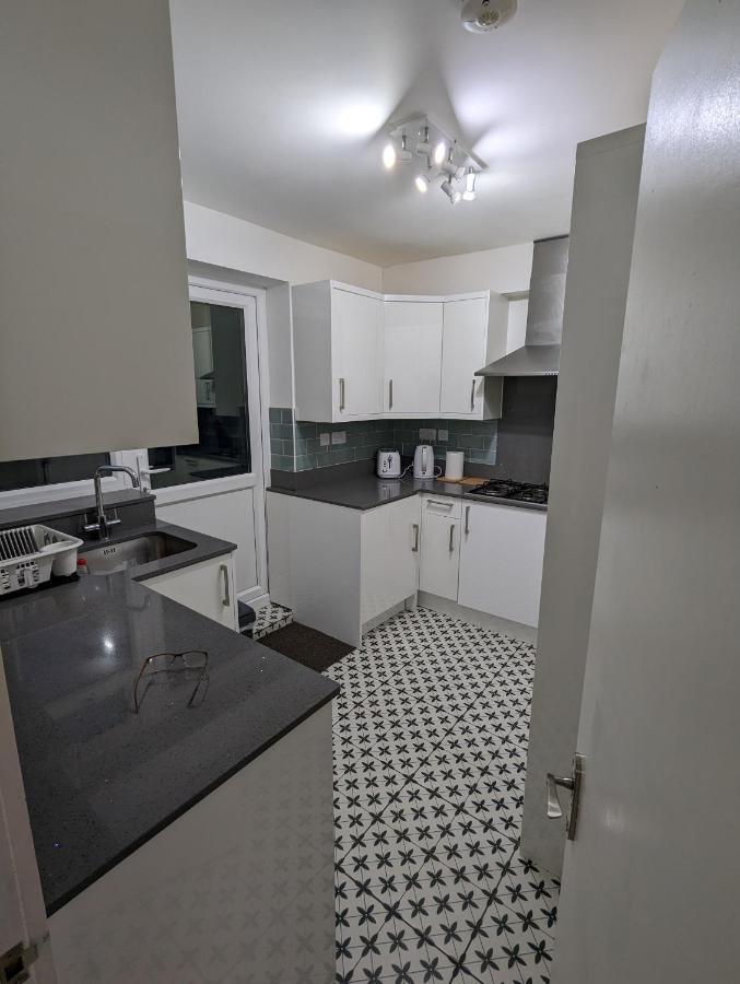 Fantastic 3-Bedroom House In London Morden  Exterior foto