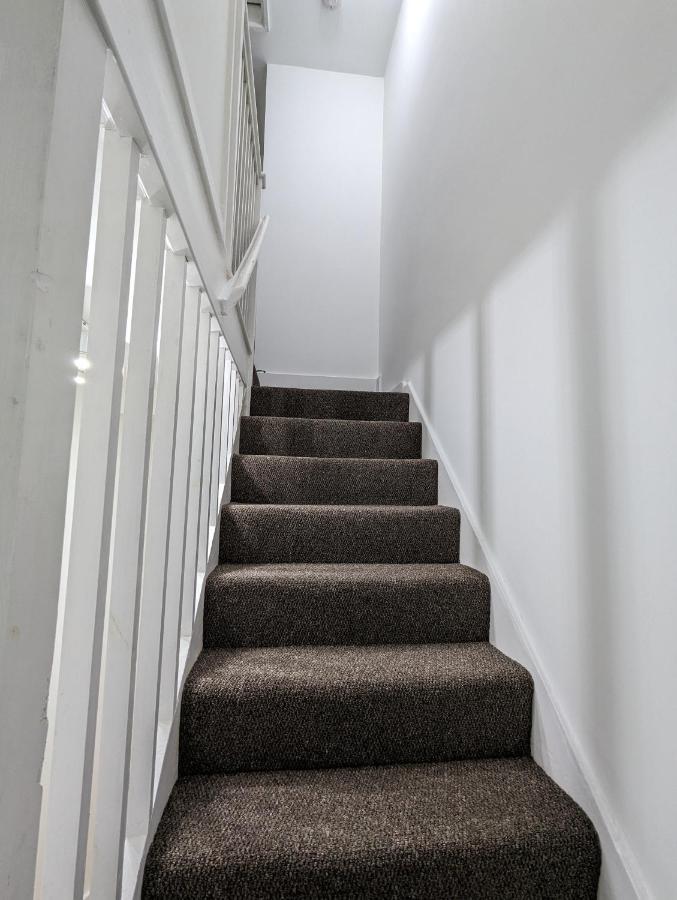 Fantastic 3-Bedroom House In London Morden  Exterior foto