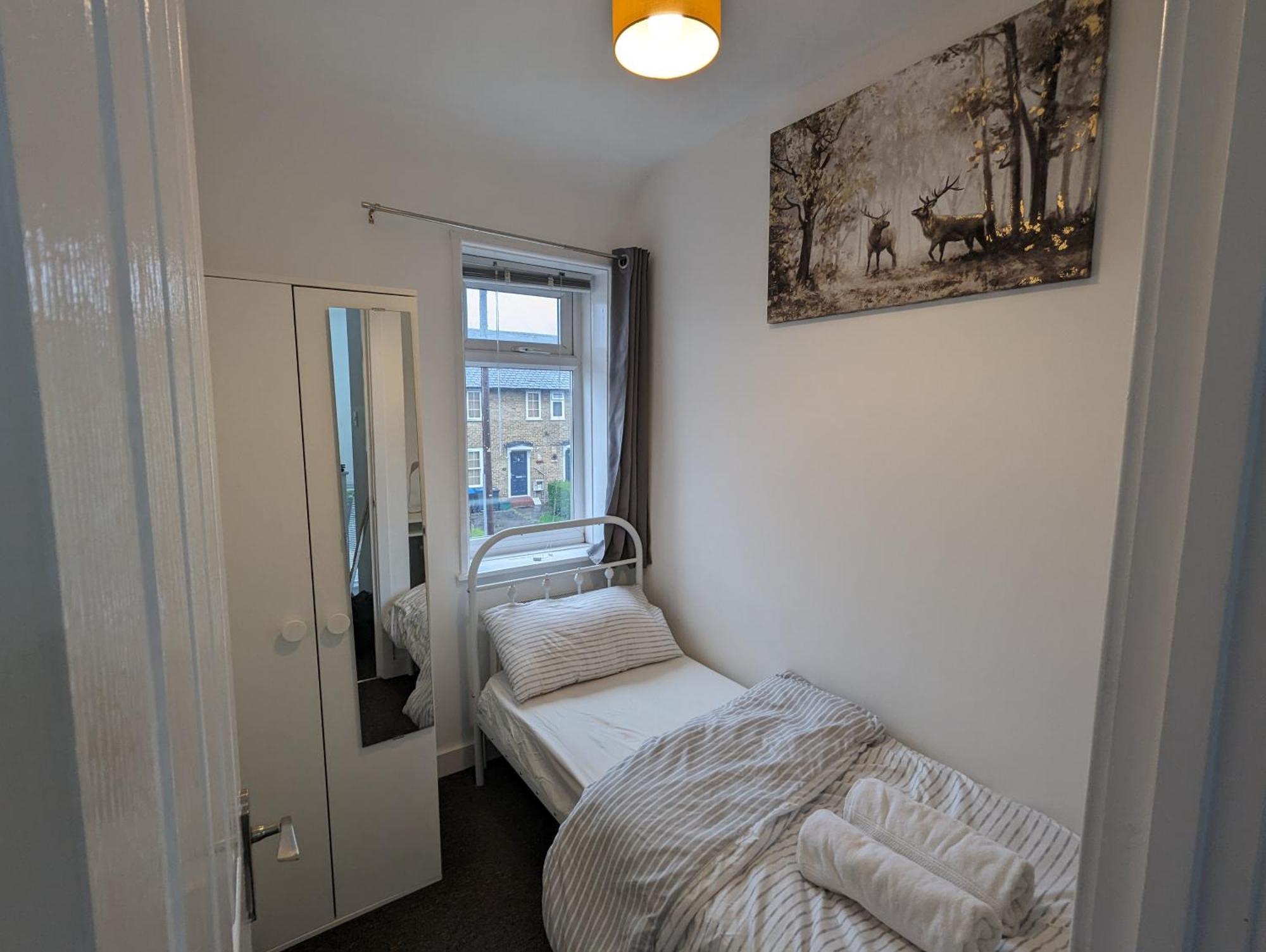 Fantastic 3-Bedroom House In London Morden  Exterior foto