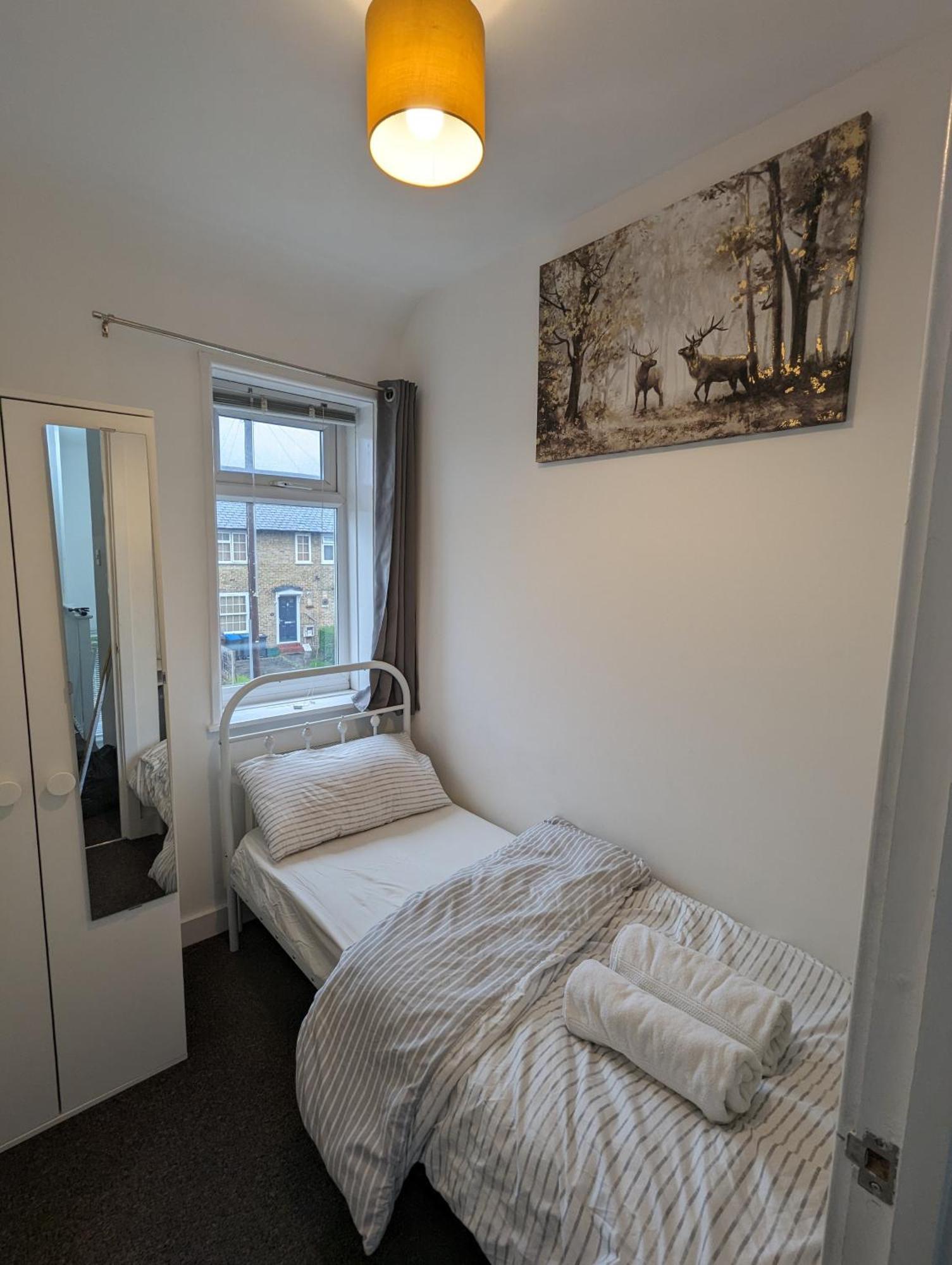 Fantastic 3-Bedroom House In London Morden  Exterior foto